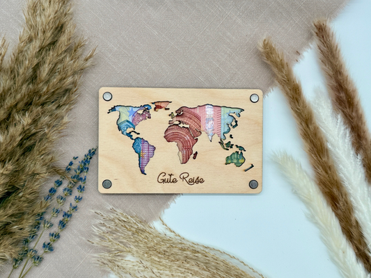 Holzkarte mit Weltkarte als Hochzeitsgeschenk oder als Geschenk zum Geburtstag - personalisierbar | Verschenke Geld für die Flitterwochen!