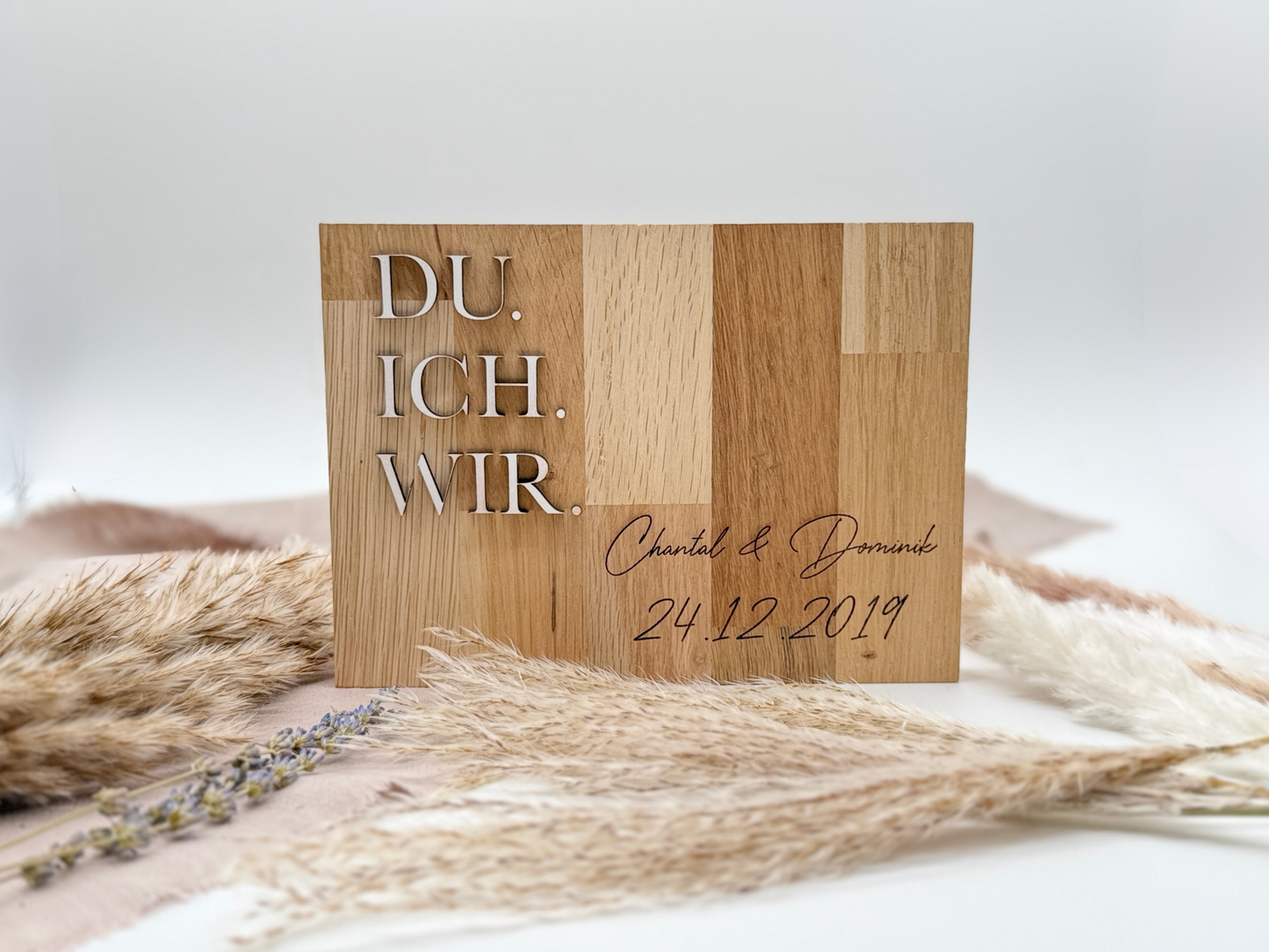Holzschild „DU. ICH. WIR.“ – Personalisiertes Geschenk & modernes Hochzeitsgeschenk