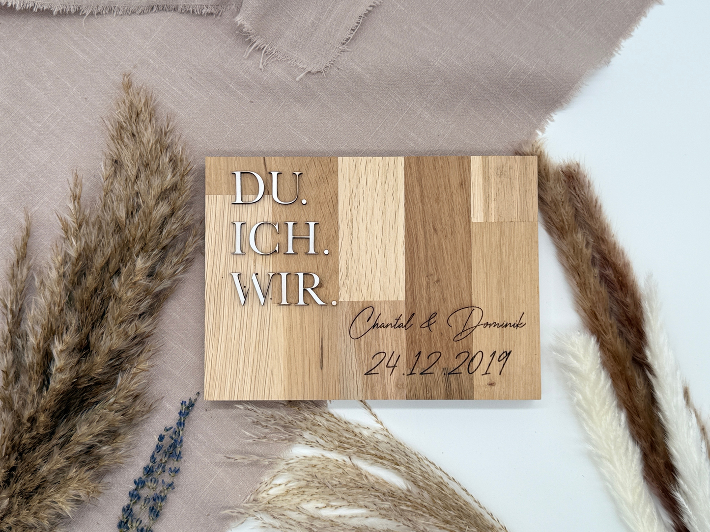 Holzschild „DU. ICH. WIR.“ – Personalisiertes Geschenk & modernes Hochzeitsgeschenk
