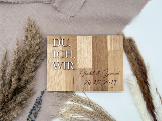 Holzschild „DU. ICH. WIR.“ – Personalisiertes Geschenk & modernes Hochzeitsgeschenk