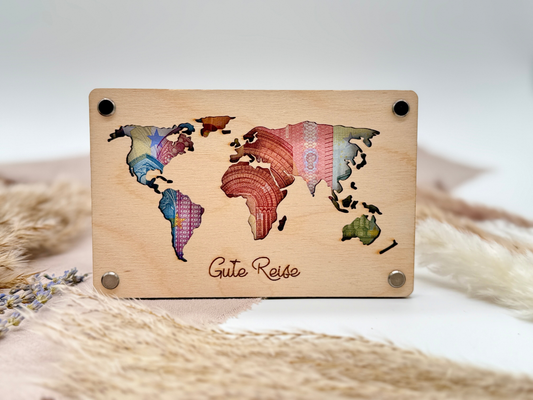 Holzkarte mit Weltkarte als Hochzeitsgeschenk oder als Geschenk zum Geburtstag - personalisierbar | Verschenke Geld für die Flitterwochen!